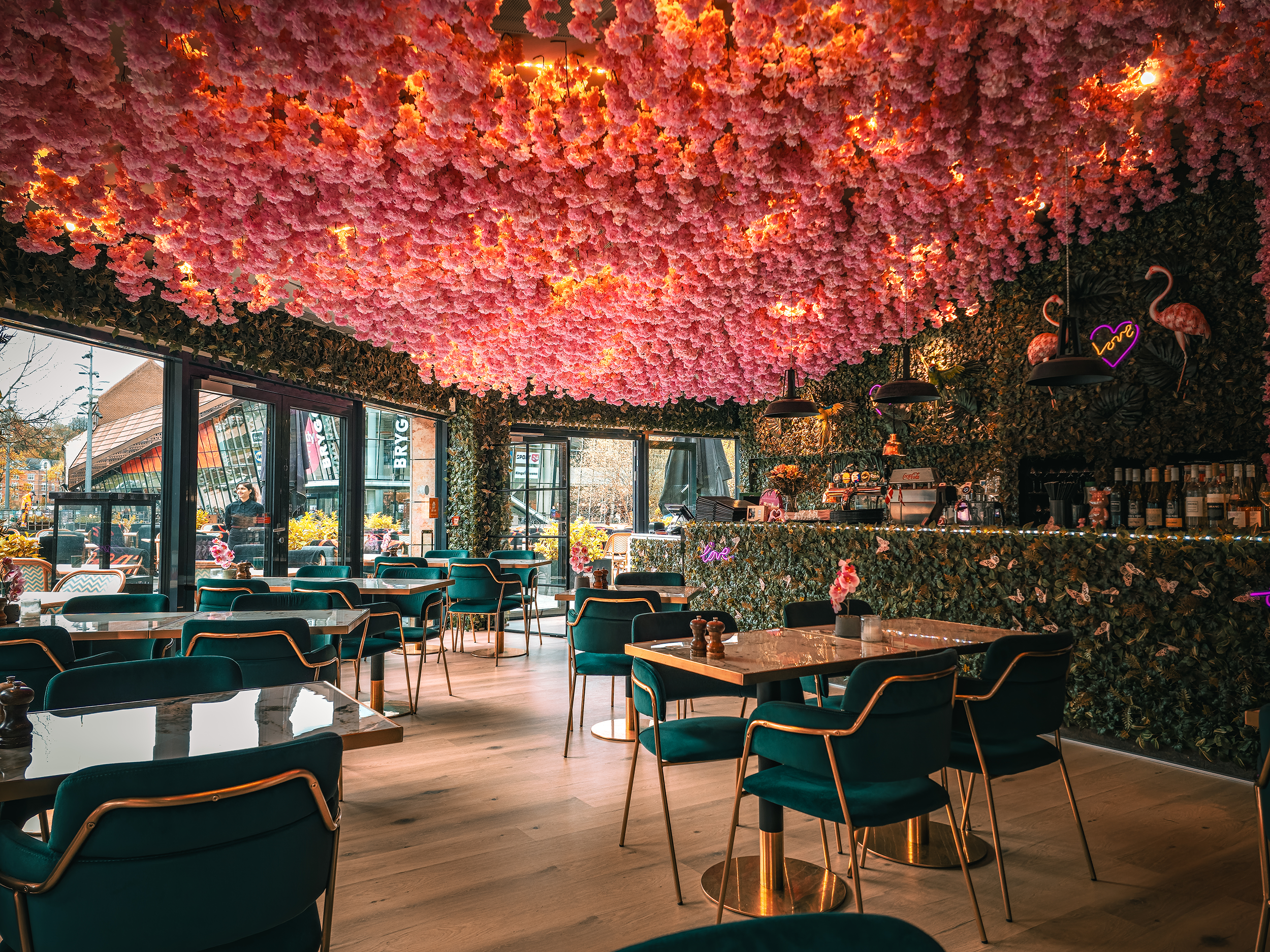 Blomsterloft og hyggelige borde hos Café Love i Vejle